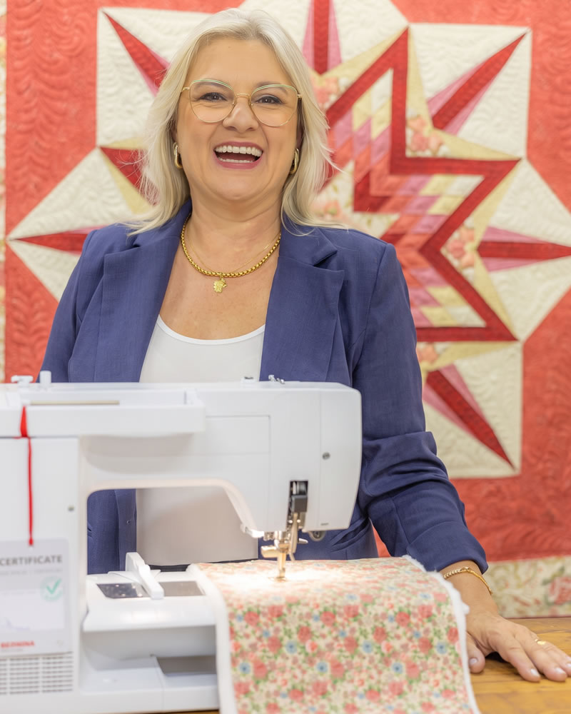 Patrícia Muller, professora dos workshops, ao lado da máquina de costura